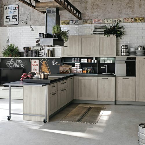 Anche York si presta perfettamente ad un living in stile industrial con la sua cappa a vista e materiali grezzi come la lavagna e il legno.