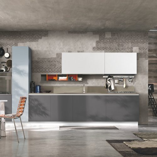 Questa versione di Maya interpreta lo stile industrial in veste più chic, con l’impiego di colori tenui abbinati a cementine decorate.